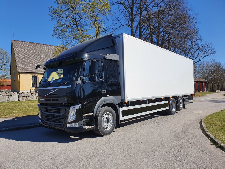 Lastbil med tungt släp.