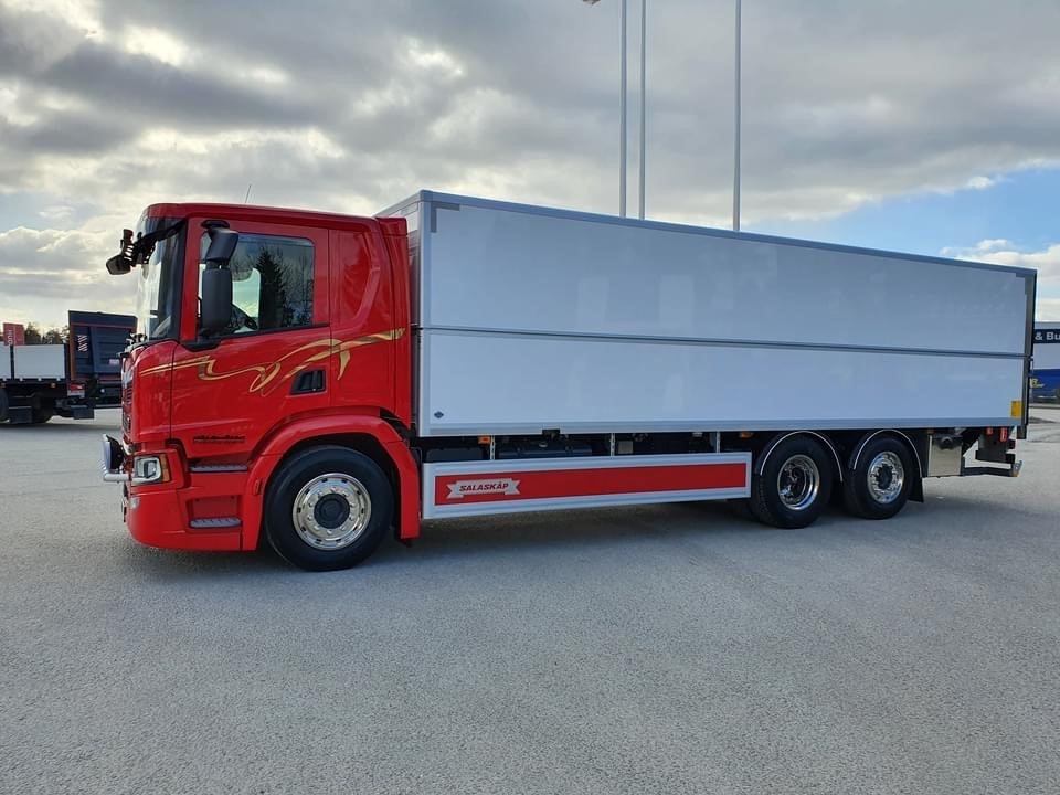 Lastbil med höj- och sänkbart skåp.